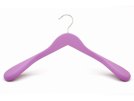 Expanding shoulders Anti-slip rubber jacket/ coat hanger