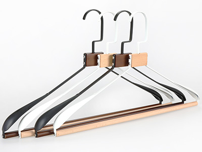 New Stylish Luxury Black and White Garment Metal Hanger with Beech Wood Bar
