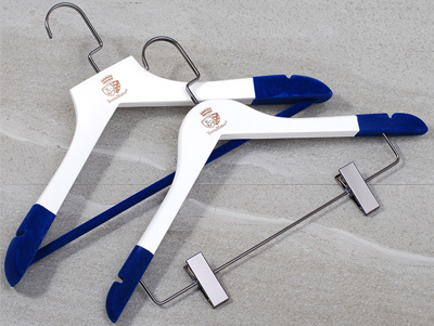 Custom Laser Cut Logo Flocking Shoulder Brand Hanger with Shiny Gun Black Hooks