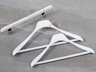 Customized White Color Wide Shouder Non-Slip Bar Wooden Hangers for Display