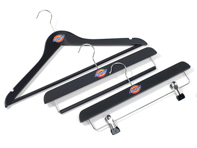  Custom logo brand clothes black hanger with chrome hook and clips 