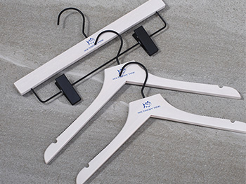  Luxury Brand Custom Logo Wooden Wash White Hangers with Clips for Pants 