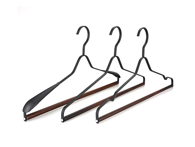  Black White Matt Appearance Clothes Metal Hangers with Wood Bar