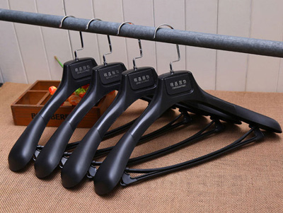  Plastic Suit Hangers OEM Extra Wide Shoulder Black Clothes Hangers