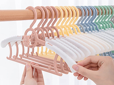  Custom Color Adjustable Non-Slip Child Baby Plastic Hanger for 0-18 Years Girl Boy