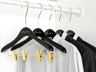  OEM/ODM Custom Logo Shine Black Boutique Hotel Wood Suit Hanger with Adjustable Gold Clips