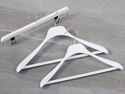  Customized White Color Wide Shouder Non-Slip Bar Wooden Hangers for Display